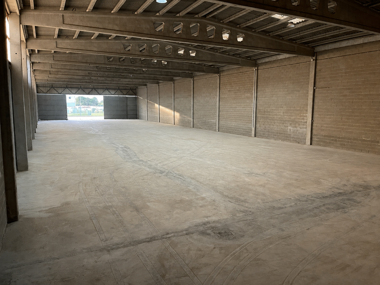 Interior diáfano de una nave industrial VIANTRA en Valls
